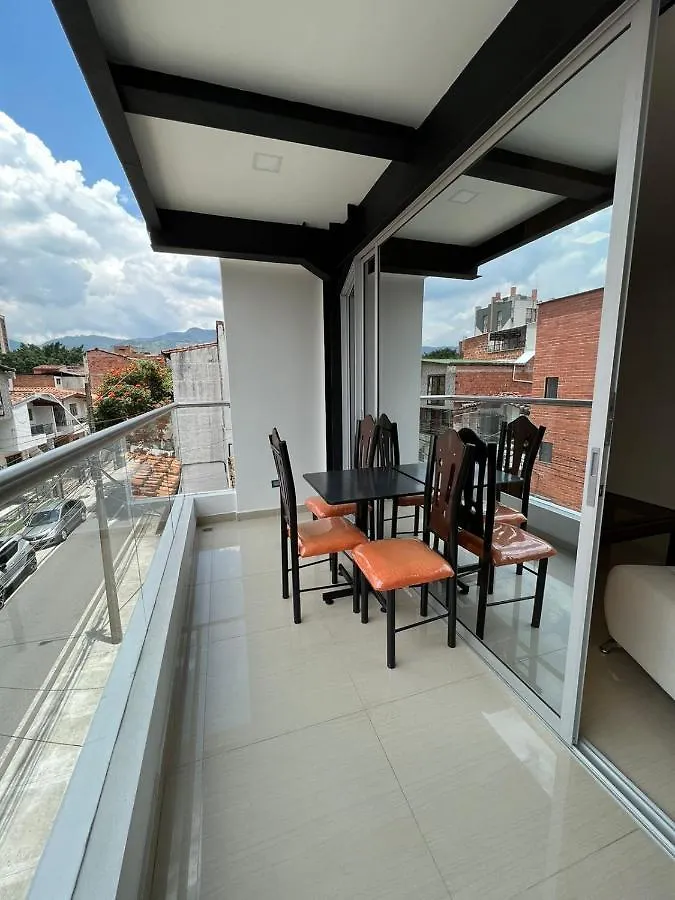 Apartamento Tercer Piso En Calasanz Cerca A Estacion Del Metro De La Floresta 메딜린